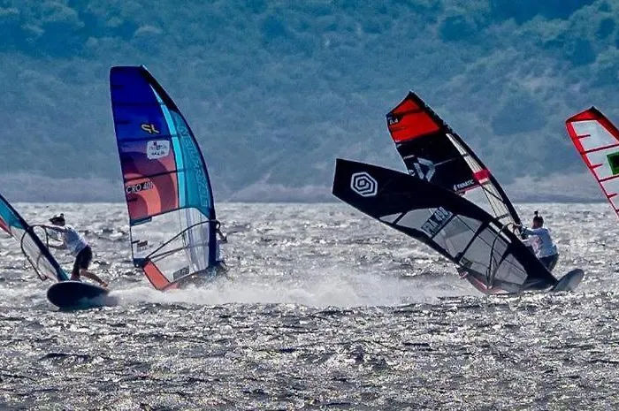 Obala 25, Bol